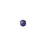 ダニエルウェリントンのBlue Spot Orb ゴールドチャーム正面画像。深みのある藍色のブルースポット天然石を、丸く磨き上げたオーブ型に仕上げ、両端にゴールドの金具をあしらっています。