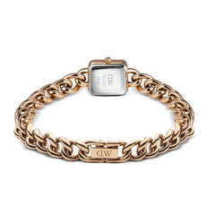 Jolie Chain Rose Goldの裏面をご紹介します。スクエアケースの裏蓋には3ATM防水表記やシリアルナンバーが刻印されており、チェーン部分にはDaniel Wellingtonのロゴプレートが確認できます。