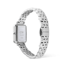 Quadro Roman Numerals Date 5-link Silverの裏蓋側を撮影した写真です。ステンレススチール製のケースバックにはDaniel Wellingtonのロゴやシリアルナンバーが刻印されており、5リンクブレスレットのバタフライバックルの構造や、ポリッシュ仕上げの質感がご確認いただけます。