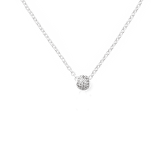 シルバーチェーンネックレスに通したDaniel WellingtonのPavé Orb White Crystalチャーム。ホワイトクリスタルをあしらった小さなオーブが、チェーンの中央で上品に輝きます。