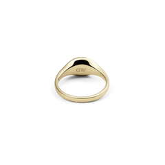 Classic Mini Signet Ring Goldの背面から撮影した商品画像です。リングの内側にはDaniel Wellingtonのロゴが刻印されており、アームからフェイスにかけて緩やかに広がるゴールドの立体的なフォルムが確認できます。