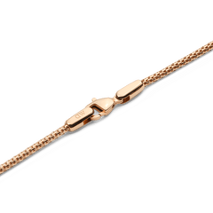 Tide Mesh Necklace Rose Gold 1.8のロブスタークラスプ部分をクローズアップした画像です。ローズゴールド仕上げの留め具にはDaniel Wellingtonのロゴが刻印されており、メッシュチェーンと一体感のある滑らかなデザインが特徴です。