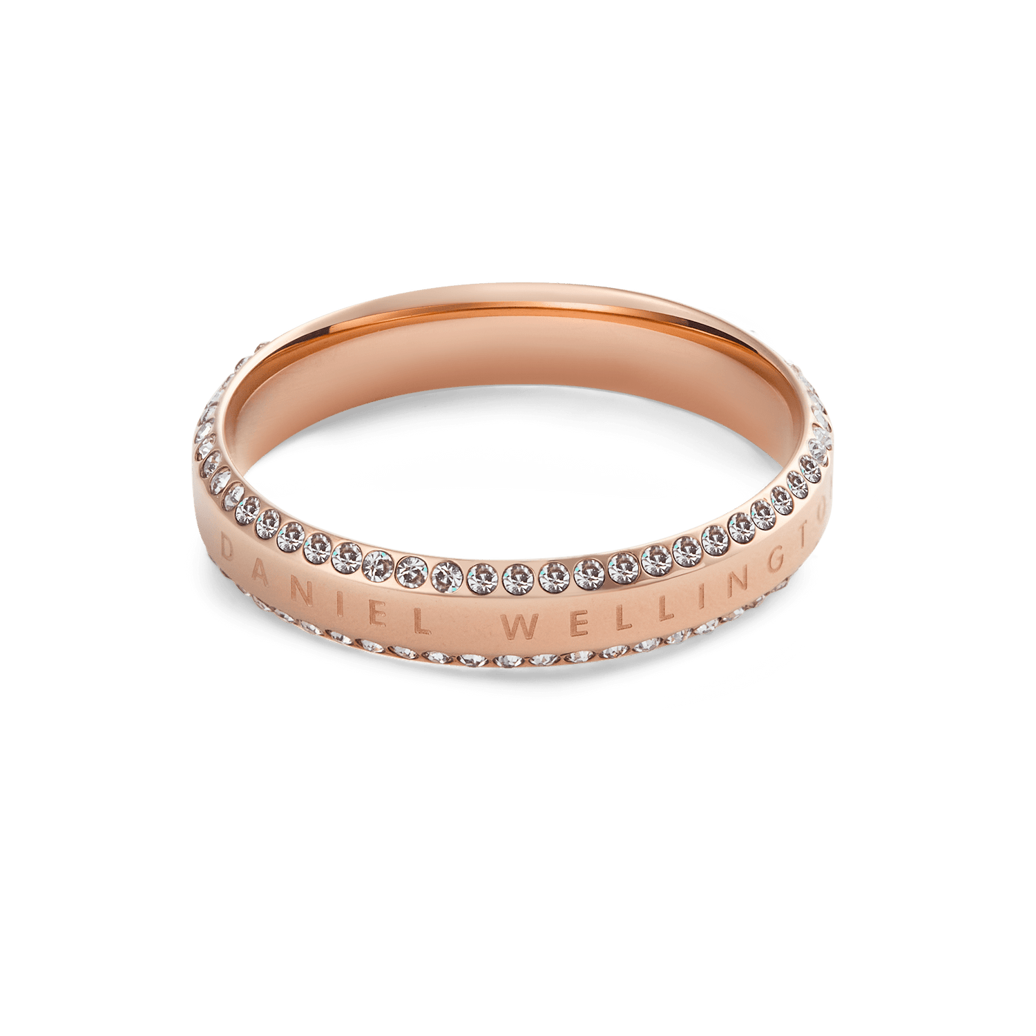 Daniel Wellington Classic Aura Duo Ring ローズゴールドをやや上から見た全体像です。リング中央に刻まれたDaniel Wellingtonのロゴと、その両側を彩るホワイトキュービックジルコニアの輝きが際立ちます。