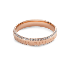 Daniel Wellington Classic Aura Duo Ring ローズゴールドをやや上から見た全体像です。リング中央に刻まれたDaniel Wellingtonのロゴと、その両側を彩るホワイトキュービックジルコニアの輝きが際立ちます。
