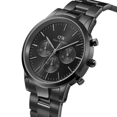Iconic Chronograph Link Onyxを斜めから捉えたクローズアップ画像です。ブラックのサンレイ仕上げ文字盤に配された3つのサブダイヤルや、ポリッシュとサテン仕上げが交互に並ぶリンクブレスレットの細部までご確認いただけます。