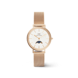 Daniel Wellington Petite Lune Melroseの正面画像。ローズゴールドのラウンドケースにホワイト文字盤を採用し、6時位置にはムーンフェイズ表示とギョーシェ模様のサブダイヤルを配置。ローズゴールドのメッシュストラップを組み合わせた女性向け腕時計です。