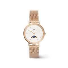 Daniel Wellington Petite Lune Melroseの正面画像。ローズゴールドのラウンドケースにホワイト文字盤を採用し、6時位置にはムーンフェイズ表示とギョーシェ模様のサブダイヤルを配置。ローズゴールドのメッシュストラップを組み合わせた女性向け腕時計です。