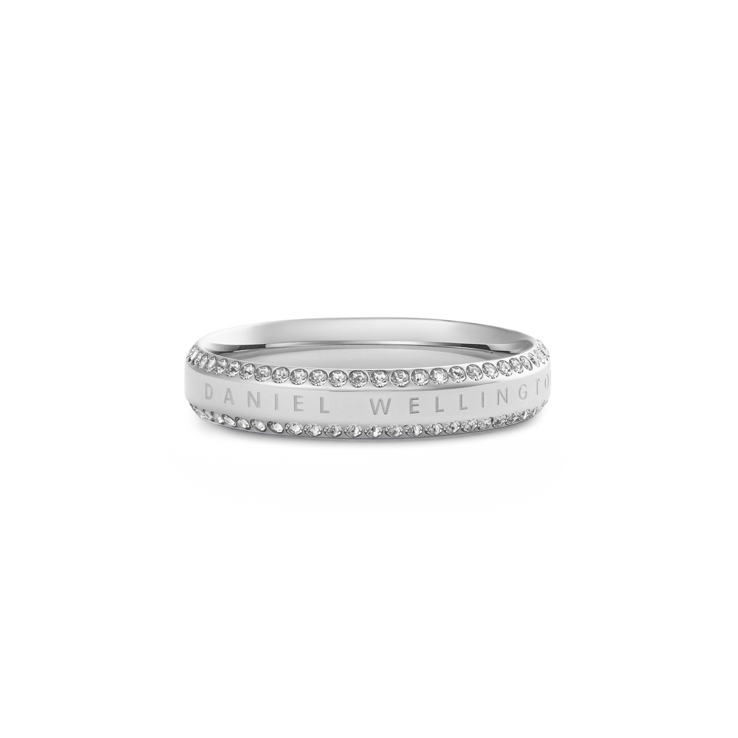 Classic Aura Duo Ring Silverを斜め前方から撮影したクローズアップ画像です。ポリッシュ仕上げのシルバーバンド中央にDaniel Wellingtonのロゴが刻印され、上下2列に配されたホワイトキュービックジルコニアが光を反射して輝いています。