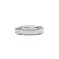 Classic Aura Duo Ring Silverを斜め前方から撮影したクローズアップ画像です。ポリッシュ仕上げのシルバーバンド中央にDaniel Wellingtonのロゴが刻印され、上下2列に配されたホワイトキュービックジルコニアが光を反射して輝いています。