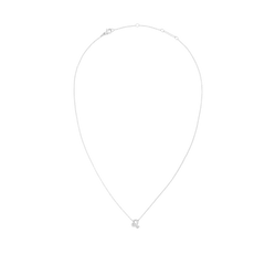 白背景に撮影された、しし座モチーフのCrystal Zodiac Chain Necklace Silverの全体画像です。繊細なシルバーチェーンが優美なループを描き、下部にはクリスタルであしらわれたしし座のペンダントトップが輝いています。ロブスタークラスプとアジャスターチェーンも確認できます。