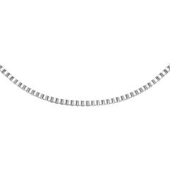 Daniel WellingtonのBox Chain Necklace Sのシルバーカラーをクローズアップした画像です。四角いコマが規則的に連なるボックスチェーンは、光を受けて上品に輝く幾何学的な質感が特徴です。