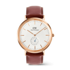 Daniel Wellington Classic Multi-Eye St Mawesの正面からのプロダクトショットです。ローズゴールドのケースにオフホワイトのサンレイ文字盤、6時位置に配されたブルーの秒針が映えるサブセコンドダイヤル、そしてブラウンのレザーストラップを組み合わせたデザインとなっています。