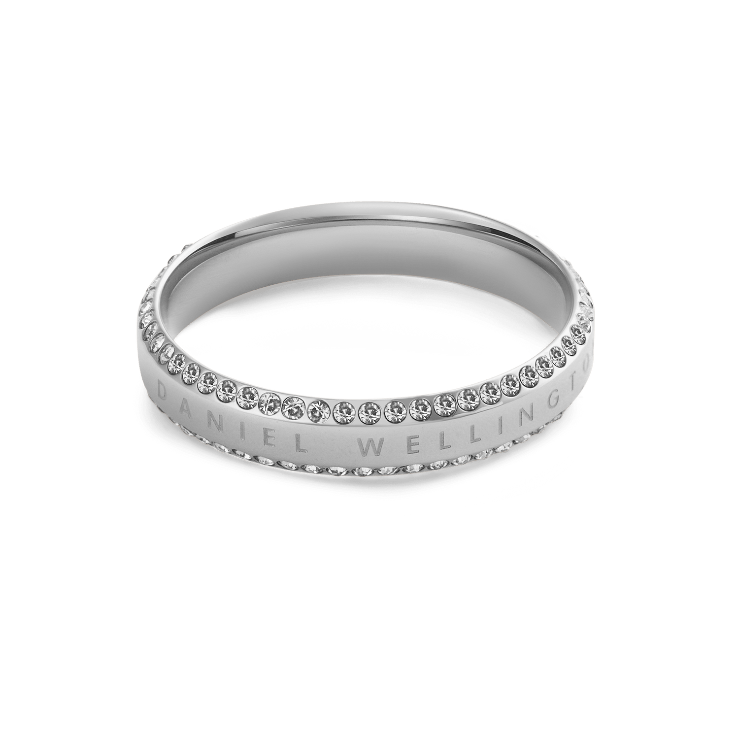 Daniel Wellington Classic Aura Duo Ring Silverを斜め上から捉えた構図で、バンド側面に刻まれたブランドロゴと、両縁を彩るホワイトキュービックジルコニアの輝きが際立つエタニティリングです。