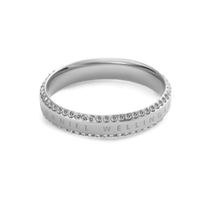 Daniel Wellington Classic Aura Duo Ring Silverを斜め上から捉えた構図で、バンド側面に刻まれたブランドロゴと、両縁を彩るホワイトキュービックジルコニアの輝きが際立つエタニティリングです。