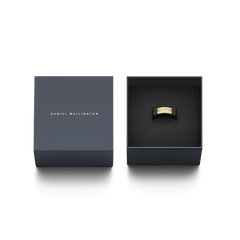 ダニエルウェリントン Elan Ring Goldは、ダークグレーの専用ギフトボックスに収められています。ボックスの蓋にはゴールドのブランドロゴが箔押しされており、贈り物にぴったりの上品なパッケージです。