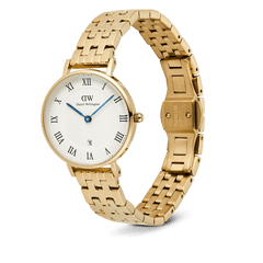 Petite Roman Numerals Date 5-link Goldを斜めから撮影した製品画像です。ギョーシェ模様のホワイトダイアルにブルーの針とローマ数字インデックスが映え、5リンクゴールドブレスレットのバタフライ式バックル部分のディテールが確認できます。