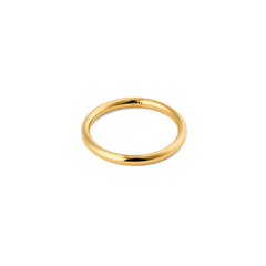 ダニエルウェリントン Arch Ring Gold 2.5mmを正面やや上から撮影した画像です。2.5mm幅の細身のゴールドリングが白い背景に置かれ、ポリッシュ仕上げの表面が光を美しく反射しています。