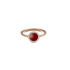 ダニエルウェリントン Audrey Ring Red Agatheの正面画像。ドーム型にカットされた深みのある赤メノウを中央に配し、その周囲をホワイトキュービックジルコニアのヘイロー（光輪）セッティングで囲んだローズゴールドの細身リングです。