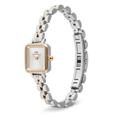 Quadro Mini Arch Two Tone Rose Goldを立てて撮影した全体の様子です。ローズゴールドのリューズやバタフライバックルのディテール、ブレスレット裏側のステンレススチール刻印が確認できます。コンパクトなスクエアケースとアーチ型リンクの立体感あるフォルムが際立っています。