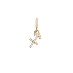 ダニエルウェリントンのZodiac Watch Charm Goldは、射手座のシンボルである矢のモチーフをキュービックジルコニアで表現。ゴールドの仕上げと相まって、上品な輝きを放ちます。