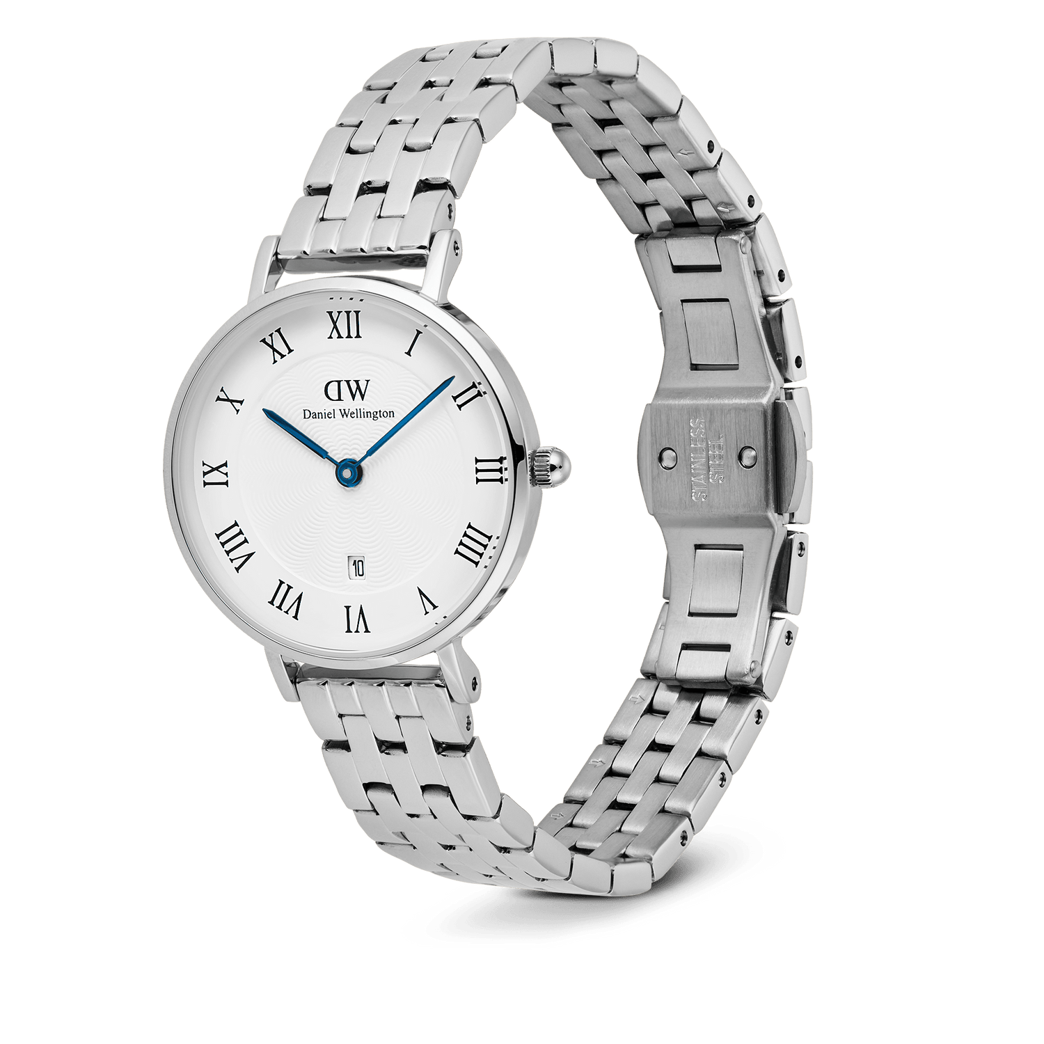 Petite Roman Numerals Date 5-Link Silverを斜めから撮影した製品画像です。ギョーシェ模様のホワイトダイヤルにブルーの針、ローマ数字のインデックスが映え、バタフライ式バックルのディテールやシルバーの5リンクブレスレットの仕上がりがよくわかるアングルとなっています。