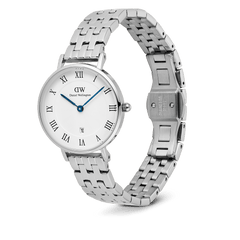 Petite Roman Numerals Date 5-Link Silverを斜めから撮影した製品画像です。ギョーシェ模様のホワイトダイヤルにブルーの針、ローマ数字のインデックスが映え、バタフライ式バックルのディテールやシルバーの5リンクブレスレットの仕上がりがよくわかるアングルとなっています。