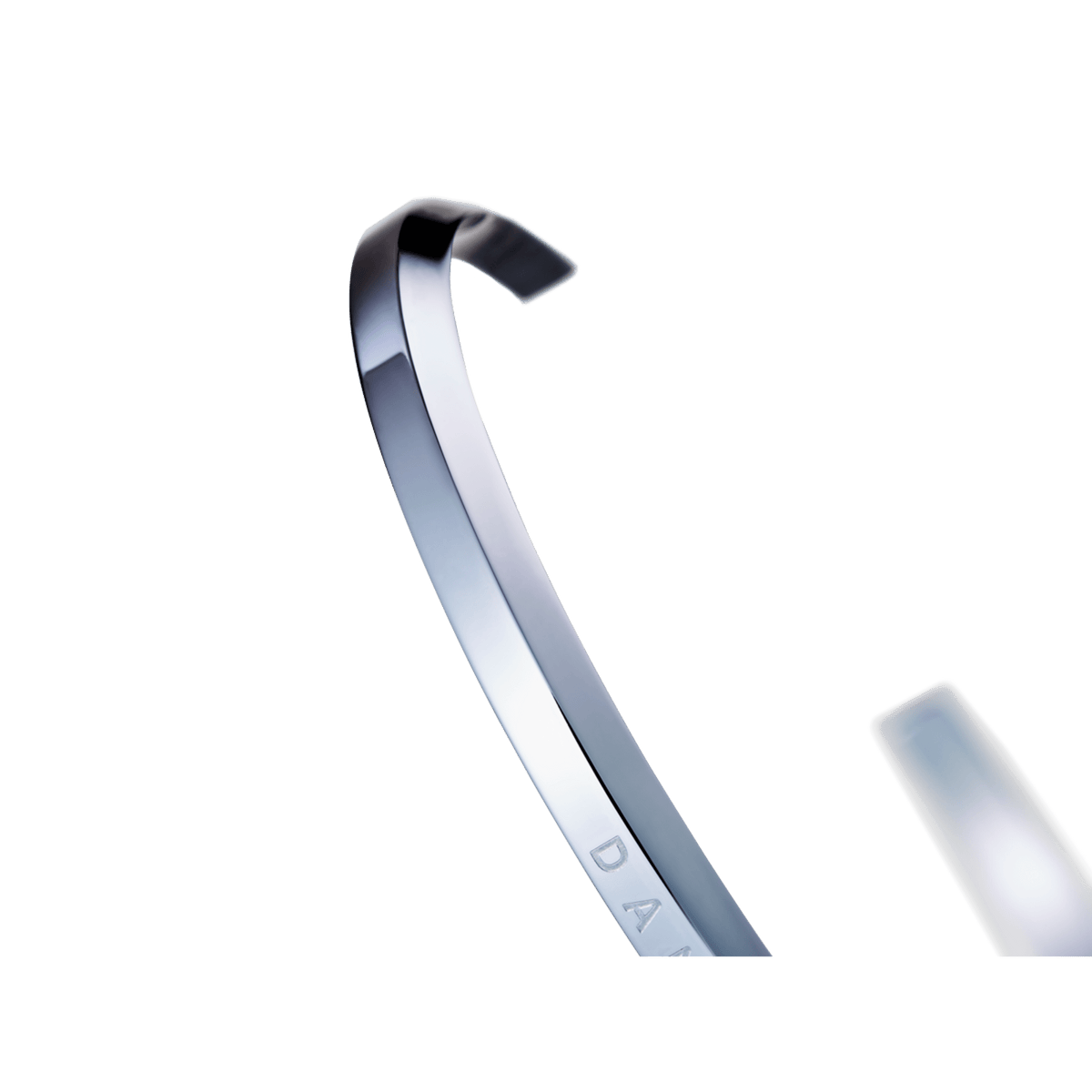 Classic Valentine Bracelet Silverのオープンカフ部分を斜めから捉えたクローズアップ画像です。ポリッシュ仕上げのシルバーが光を反射し、滑らかな輝きを放ちます。細身の4mm幅と美しいカーブのラインが特徴です。