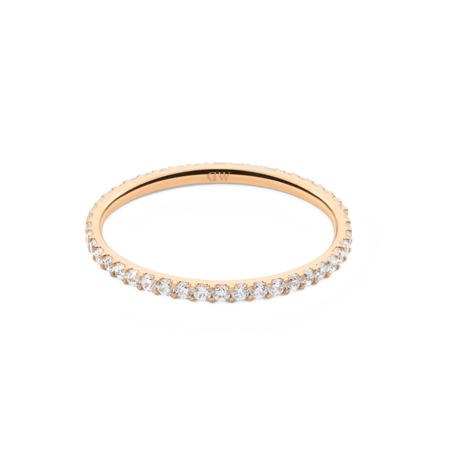 Mirelle Eternity Ring ローズゴールド 1.4mmを斜め上から撮影した画像です。全周に爪留めされたホワイトキュービックジルコニアの輝きと、リング内側に刻まれたDWロゴが確認できます。