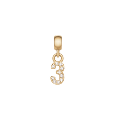 「3」の数字をモチーフにしたCrystal Number Charm Gold。二つのカーブが重なるフォルムにキュービックジルコニアがあしらわれ、ゴールドのベイルから上品に揺れるコンパクトなナンバーチャームです。
