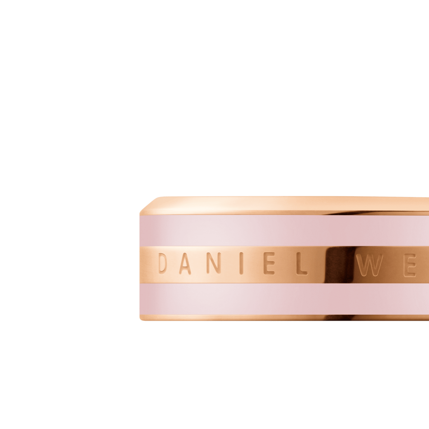 Emalie Ring Cherry Blossomのクローズアップ画像です。ローズゴールドの中央バンドに刻まれたDaniel Wellingtonのブランドロゴと、その上下を彩る桜色エナメルの質感がご覧いただけます。