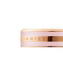 Emalie Ring Cherry Blossomのクローズアップ画像です。ローズゴールドの中央バンドに刻まれたDaniel Wellingtonのブランドロゴと、その上下を彩る桜色エナメルの質感がご覧いただけます。