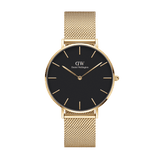 Daniel Wellington Petite Evergold Blackの正面画像。ブラックの文字盤にゴールドのバーインデックスと針が映え、ゴールドのメッシュストラップが上品な印象を与えるミニマルデザインの腕時計です。