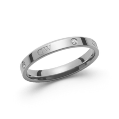 Classic Lumine Ring Silverの単体プロダクトカットです。磨き上げられたシルバーバンドに、クリスタルとロゴのエッチングが等間隔にあしらわれた、細身で上品なデザインがご覧いただけます。