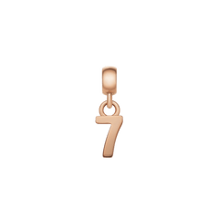 Daniel WellingtonのNumber Charm Rose Goldは、数字の「7」をモチーフにしたデザインです。直線的なラインが印象的なフォルムに、光沢のあるローズゴールドのポリッシュ加工を施しています。小ぶりなベイル付きで、チェーンに取り付けてお使いいただけます。