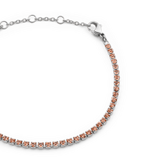 Classic Tennis Bracelet Apricot Silverのクローズアップ画像です。爪留めされたアプリコットカラーのプレシオサ・クリスタルの粒ひとつひとつと、シルバーチェーンのロブスタークラスプ部分の細部までご覧いただけます。