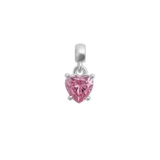 Daniel WellingtonのCharm Heart Crystal Pinkは、ピンクのハート型キュービックジルコニアをシルバーの爪留めでセットした小ぶりなチャームです。ファセットカットが光を受けて繊細に輝き、白い背景に美しく映えます。