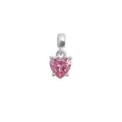Daniel WellingtonのCharm Heart Crystal Pinkは、ピンクのハート型キュービックジルコニアをシルバーの爪留めでセットした小ぶりなチャームです。ファセットカットが光を受けて繊細に輝き、白い背景に美しく映えます。