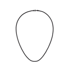 Daniel WellingtonのTide Mesh Necklace Black 2.8を全体的に捉えた画像です。ブラックのメッシュチェーンがループ状に配置され、細かな網目模様とロブスタークラスプが確認できます。
