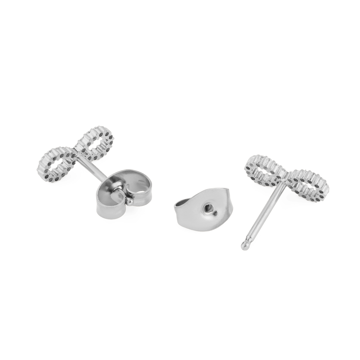 Mirelle Infinity Earringsシルバーの背面構造を捉えたアングルです。ポストの長さやコンパクトなバタフライキャッチの形状が確認でき、軽やかな着け心地をイメージしやすい一枚となっています。