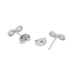 Mirelle Infinity Earringsシルバーの背面構造を捉えたアングルです。ポストの長さやコンパクトなバタフライキャッチの形状が確認でき、軽やかな着け心地をイメージしやすい一枚となっています。
