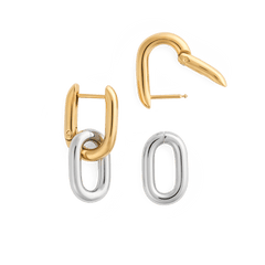 Contrast Link Earrings Two Tone Goldの分解イメージです。ゴールドのトップリンクとシルバーの下部リンクは取り外し可能な構造で、インビジブルロック機構やピンポストの細部がご確認いただけます。