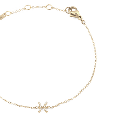 クリスタル Zodiac Chain Bracelet Goldの魚座モデルを斜めから撮影したクローズアップ画像です。ゴールドのチェーンに沿って、クリスタルの魚座モチーフが繊細に輝いています。右上にはロブスタークラスプ、左上にはブランド刻印プレートとアジャスターリングが確認できます。