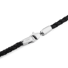 Daniel Braided Leather Bracelet Sheffield 2.8 Silverのシルバーロブスタークラスプ部分を拡大した画像です。鏡面仕上げのステンレススチール製金具にDWロゴが刻印されており、ブラックの編み込みレザーとの接続部分のディテールがご確認いただけます。
