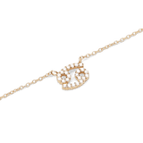 蟹座モチーフのCrystal Zodiac Chain Necklace Goldを斜め上から撮影したクローズアップ画像です。クリスタルが蟹座のシンボルを形作り、ゴールドチェーンが対角線に伸びる構図で、ペンダントの繊細なディテールと輝きが際立っています。