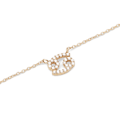 蟹座モチーフのCrystal Zodiac Chain Necklace Goldを斜め上から撮影したクローズアップ画像です。クリスタルが蟹座のシンボルを形作り、ゴールドチェーンが対角線に伸びる構図で、ペンダントの繊細なディテールと輝きが際立っています。