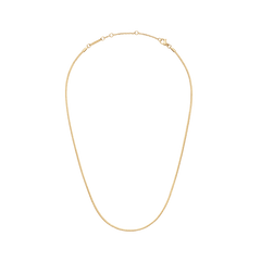 Daniel Wellington Flat Chain Necklace Gの全体像です。白い背景にゴールドのフラットチェーンネックレスが輪の形で置かれており、細身のチェーンラインとアジャスター付きのクラスプが確認できます。