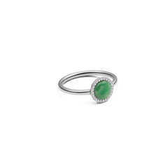 ダニエルウェリントン Audrey Ring Jade Silverを斜めから撮影した商品画像。ドーム型の翡翠が放つ透明感のあるグリーンと、周囲を彩るキュービックジルコニアの繊細な輝きが、白い背景に映える一枚です。