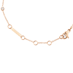 パールブレスレット Rose Goldのクラスプ部分をクローズアップした画像です。Daniel Wellingtonの刻印が施されたローズゴールドのプレート、長さ調節用のリング、ロブスタークラスプが確認でき、調整機構の細部までわかります。