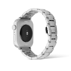 Daniel Wellington Smartwatch Iconic Linkシルバーを装着したApple Watchを、斜め後ろから撮影した画像です。ケース裏面のセンサー部分とともに、リンクブレスレットのテーパード構造やスプリングバーの接続部が確認でき、丁寧な作りが伝わります。