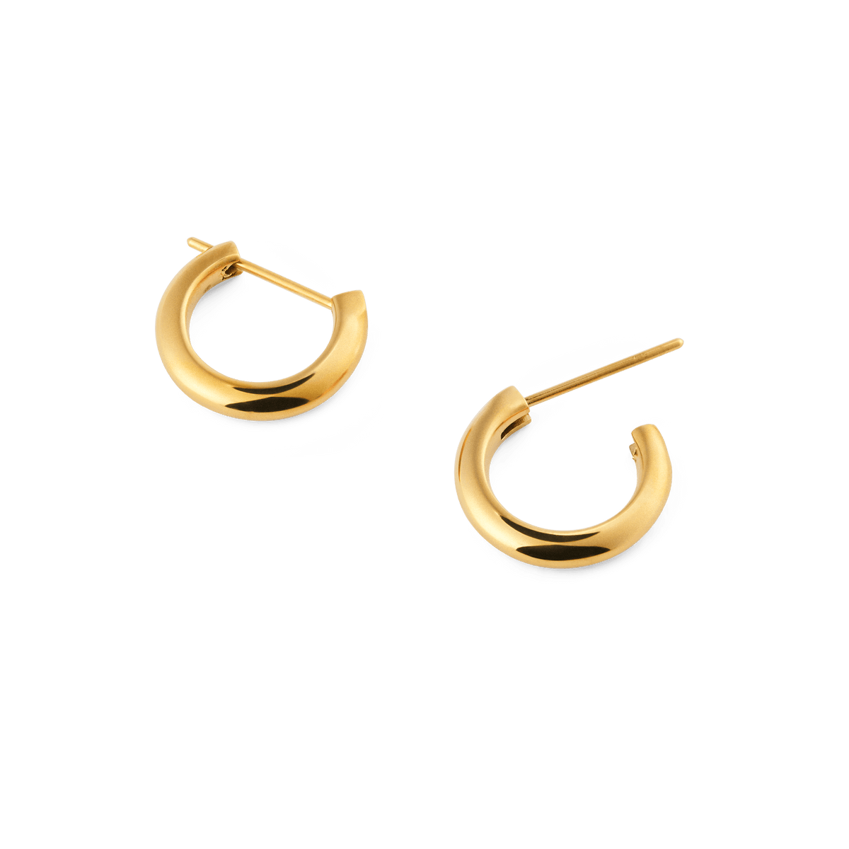 Daniel Wellington Arch Earrings Gold 9mmをさまざまな角度から撮影した画像です。左側はピンを閉じた状態、右側はピンを開いた装着前の状態で、丸みのあるゴールドのフープが持つ立体感と滑らかな曲線が確認できます。